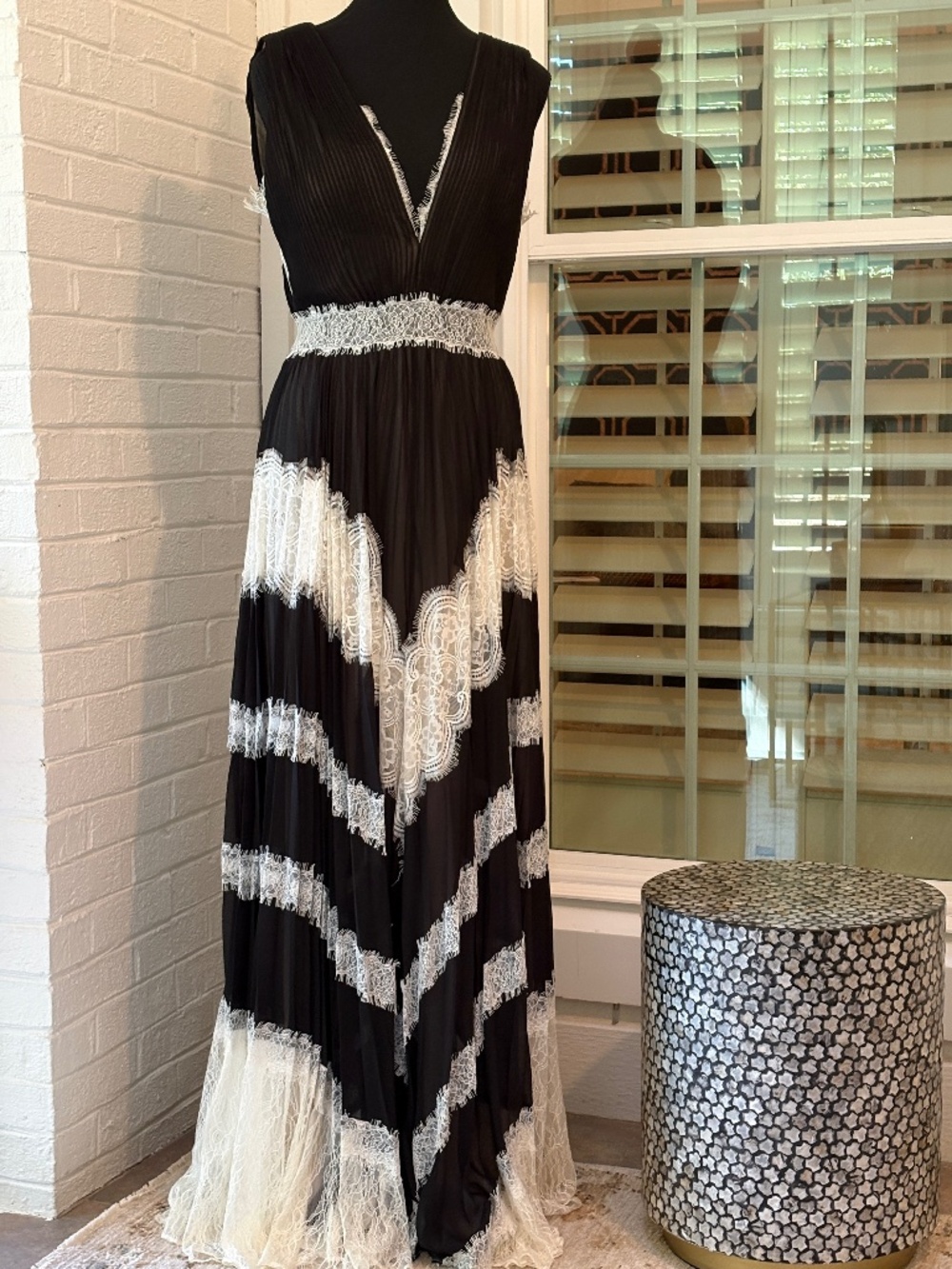 Alice and Olivia Maxi Dress Black and Cream Size 6